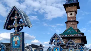 Cruci pictate și biserica din Cimitirul Vesel din Săpânța
