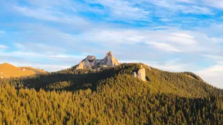 Pietrele Doamnei și Piatra Șoimului ridicându-se deasupra pădurilor Masivului Rarău