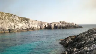 Coastă stâncoasă și apă turcoaz în Corfu