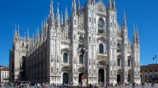 Fațada Domului din Milano văzută din piața centrală