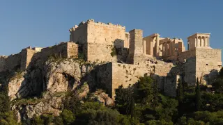 Panoramă foarte largă a Acropolei Atenei văzute de pe stânca Areopagului
