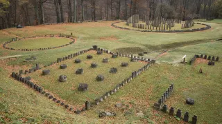 Vestigii ale Sarmizegetusei Regia printre copacii Munților Orăștiei