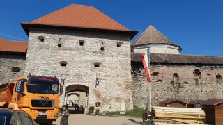 Cetatea Făgăraș văzută din exterior, cu zidurile și turnurile sale