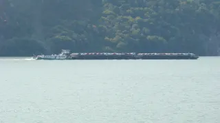 Dunărea în sectorul Cazanelor, între pereți calcaroși abrupți