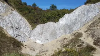 Formațiunile albe ale Muntelui de Sare din Praid, între versanți împăduriți