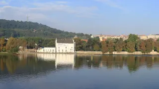 Panoramă largă a Pragăi, cu Vltava, Podul Carol și Castelul Praga pe deal