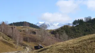 Peisaj din Fundata cu Munții Bucegi în fundal