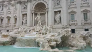 Fontana di Trevi și fațada Palazzo Poli, în Roma
