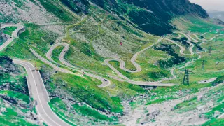 Șoseaua Transfăgărășan șerpuind prin peisajul alpin