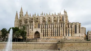 Catedrala gotică La Seu din Palma văzută dinspre luciul de apă