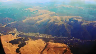 Valea Prahovei văzută din avion, cu relieful dintre Azuga, Bușteni și Sinaia
