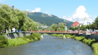 Râul Dorna și podul din Vatra Dornei, cu orașul și versanții Bucovinei în fundal