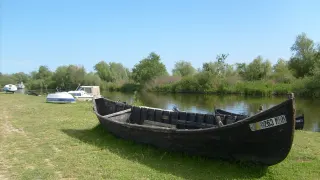 barcă pe malul Dunării în satul Sfântu Gheorghe
