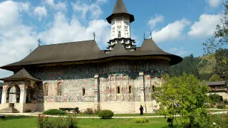 biserica și curtea Mănăstirii Sucevița