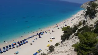Golf cu plajă și apă turcoaz în Lefkada