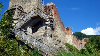 Ruinele Cetății Poienari pe vârful stâncos deasupra Văii Argeșului