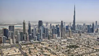 Panoramă a orașului Dubai cu Burj Khalifa dominant în centru