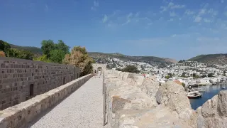 Panoramă largă cu Castelul Bodrum, orașul alb și portul