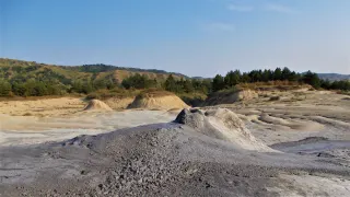 Vulcanii Noroioși de la Pâclele Mici, cu conuri de noroi și dealurile Buzăului