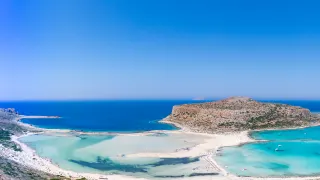 Laguna Balos din Creta, cu apă turcoaz, plajă și relief stâncos